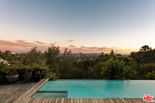 Building Photo - 1406 1/2 N Kenter Ave