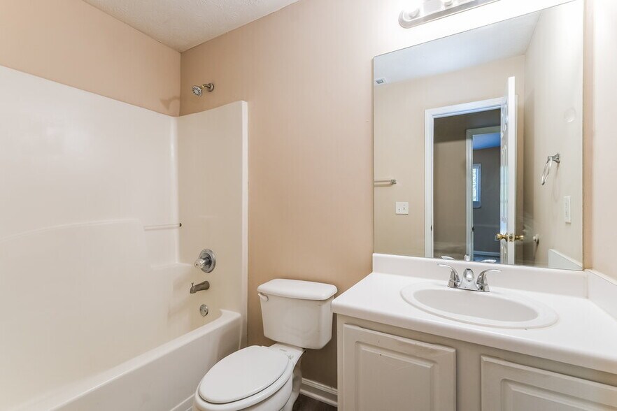 Building Photo - 5400 Princeton Oaks Dr
