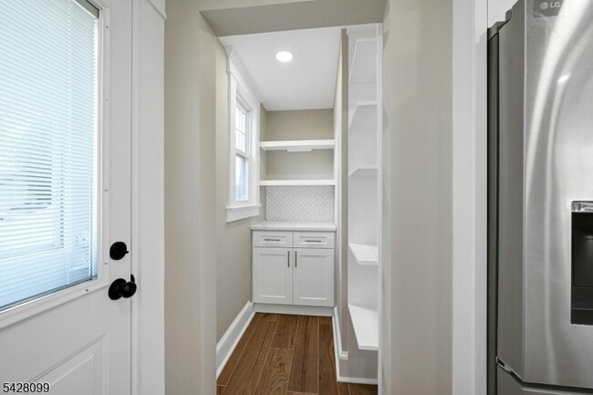 Building Photo - 25 Marinus St