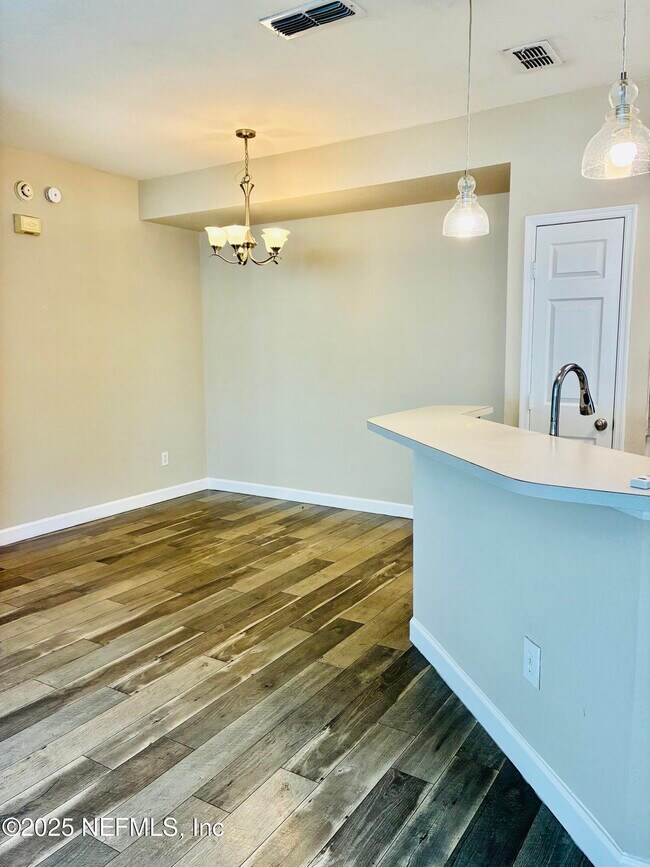 Building Photo - 13700 Richmond Park Dr N