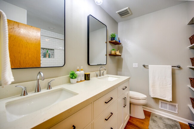 Building Photo - 2820 St James Ln