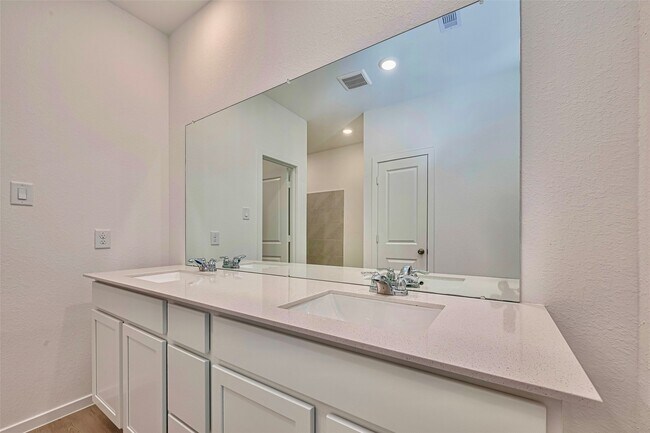 Building Photo - 6822 Yellow Jessamine Ln