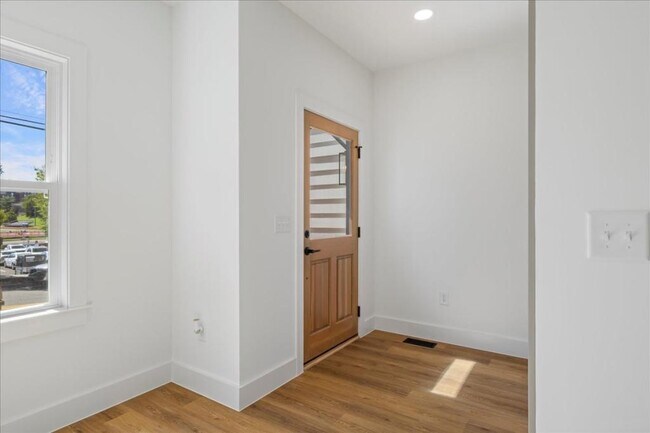 Building Photo - 803 Dupree St