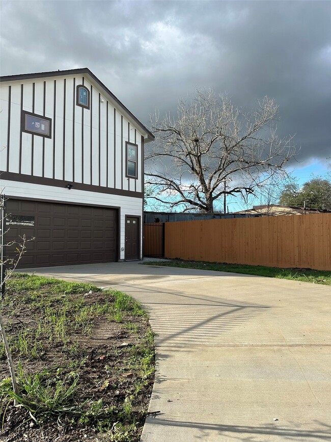 Building Photo - 8321 Coma St