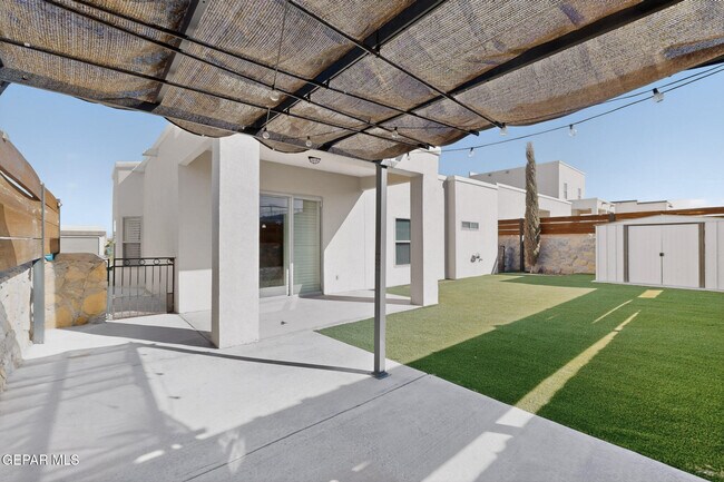 Building Photo - 320 S Manzanita Dr