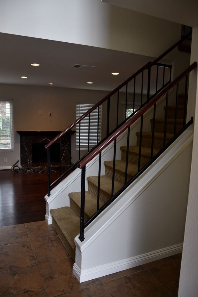 Building Photo - 3 Bedroom 2.5 Bath Hampton Court Condo Nea...
