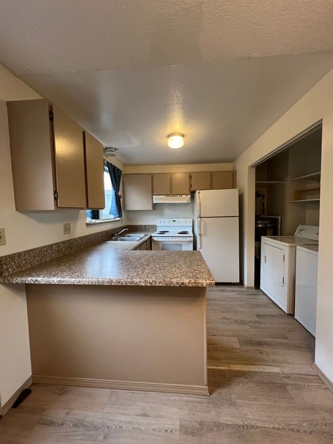 Primary Photo - 2 Bedroom, 1.5 Bathroom - Upstairs/Downsta...