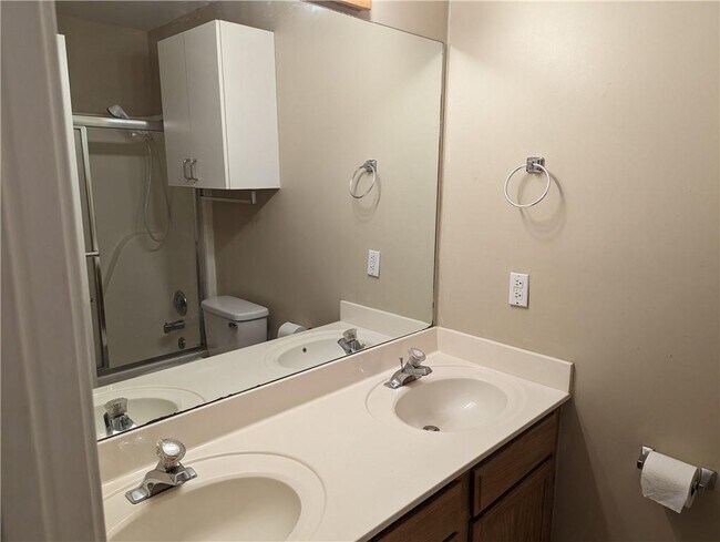 Building Photo - 2082 E Farr Ln