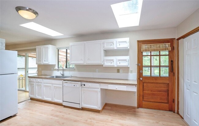 Building Photo - Spacious Rambler Retreat Nestled on an Acr...
