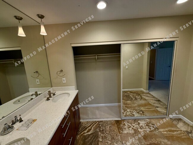 Building Photo - 3 BEDROOM 2 BATHROOM HOME RIGHT ON McCORMI...