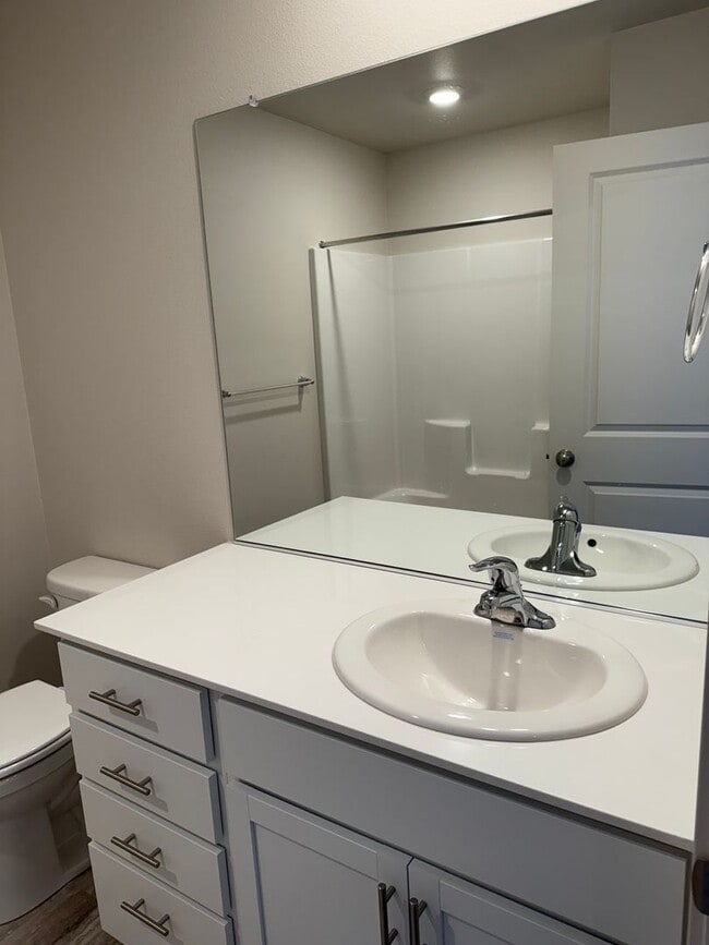 Building Photo - Beautiful 3 Bedroom 2 Bathroom Home Available Now