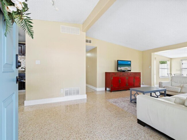 Building Photo - 3115 Bay Dr