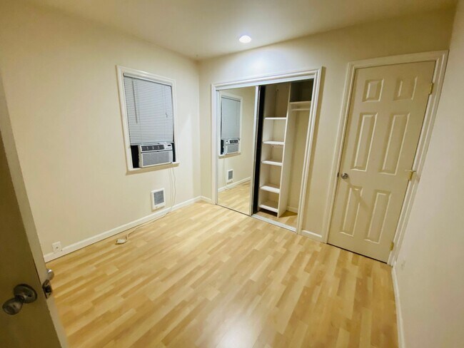 Building Photo - One Bedroom Cottage Style Home in Central Everett