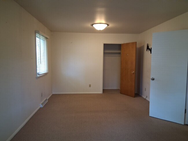 Building Photo - 210 Elm St