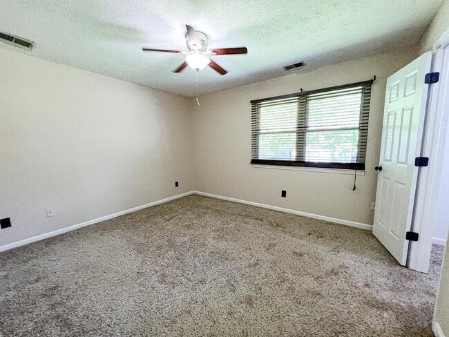 Building Photo - 1559 Summerhill Dr