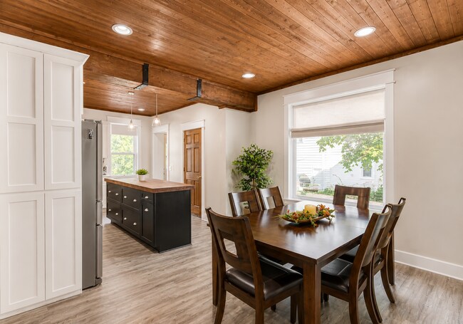 Building Photo - 5 Bed / 2 Bath Home in Portage, WI