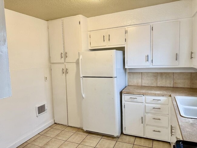 Building Photo - 1450 Clark Dr