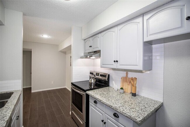 Building Photo - 3300 Pebblebrook Dr