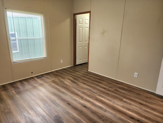 Building Photo - Inviting 3 bedroom 2 bath House with fenced yard