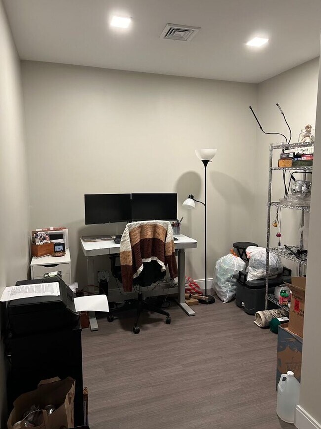 Building Photo - Luxury Condo Style 2 Bed plus, 2 Bath Apartment!