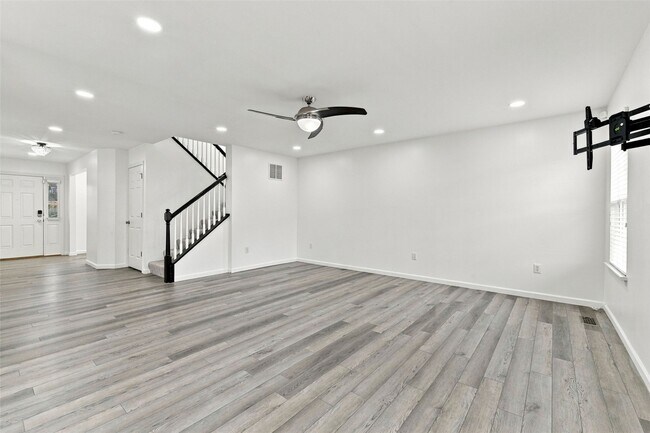 Building Photo - 621 Falling Brook Dr