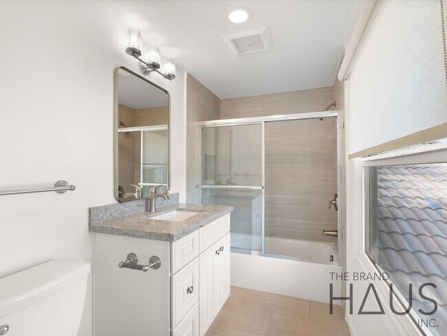 Building Photo - Two Primary Bedrooms, Pool, & Air Conditioning