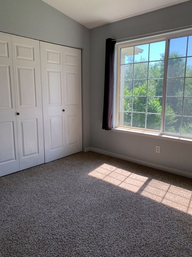 Building Photo - STUDENTS WELCOME! Remodeled 2 Bedroom 2 Bathroom Second-Floor Condo