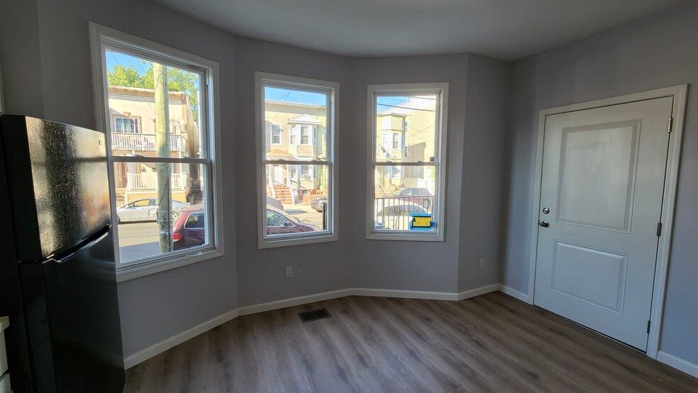 Building Photo - 1010 Flora St