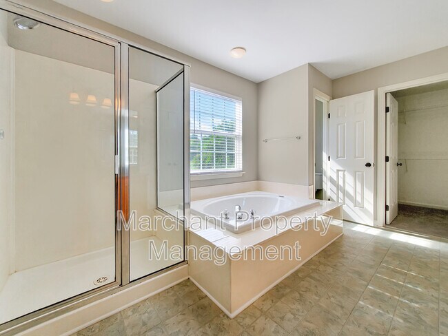 Building Photo - 15 Silverthorn Ct