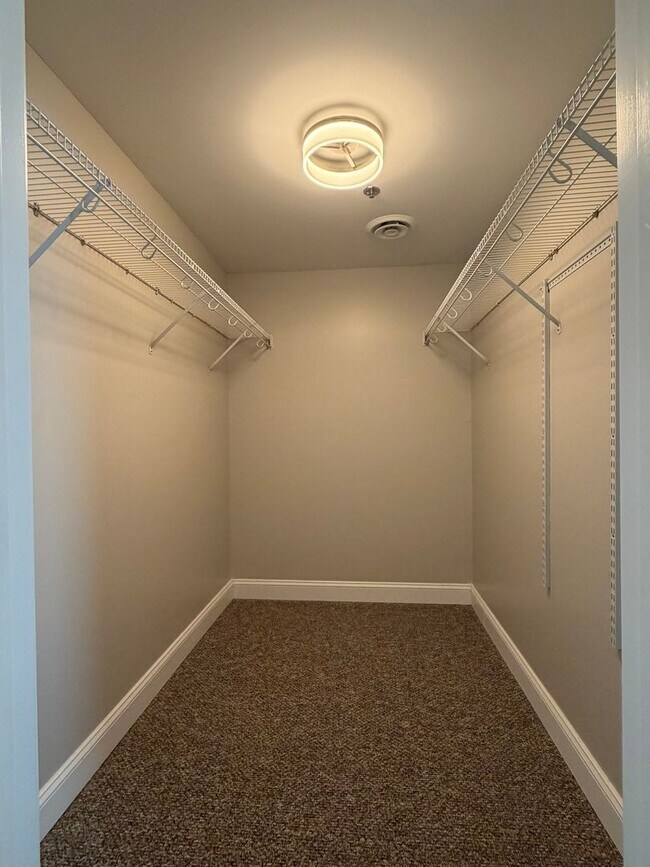 Building Photo - **Stunning Waterfront Condo in Downtown Knoxville**  2 Bedroom, 2 bath Fully renovated! Available...