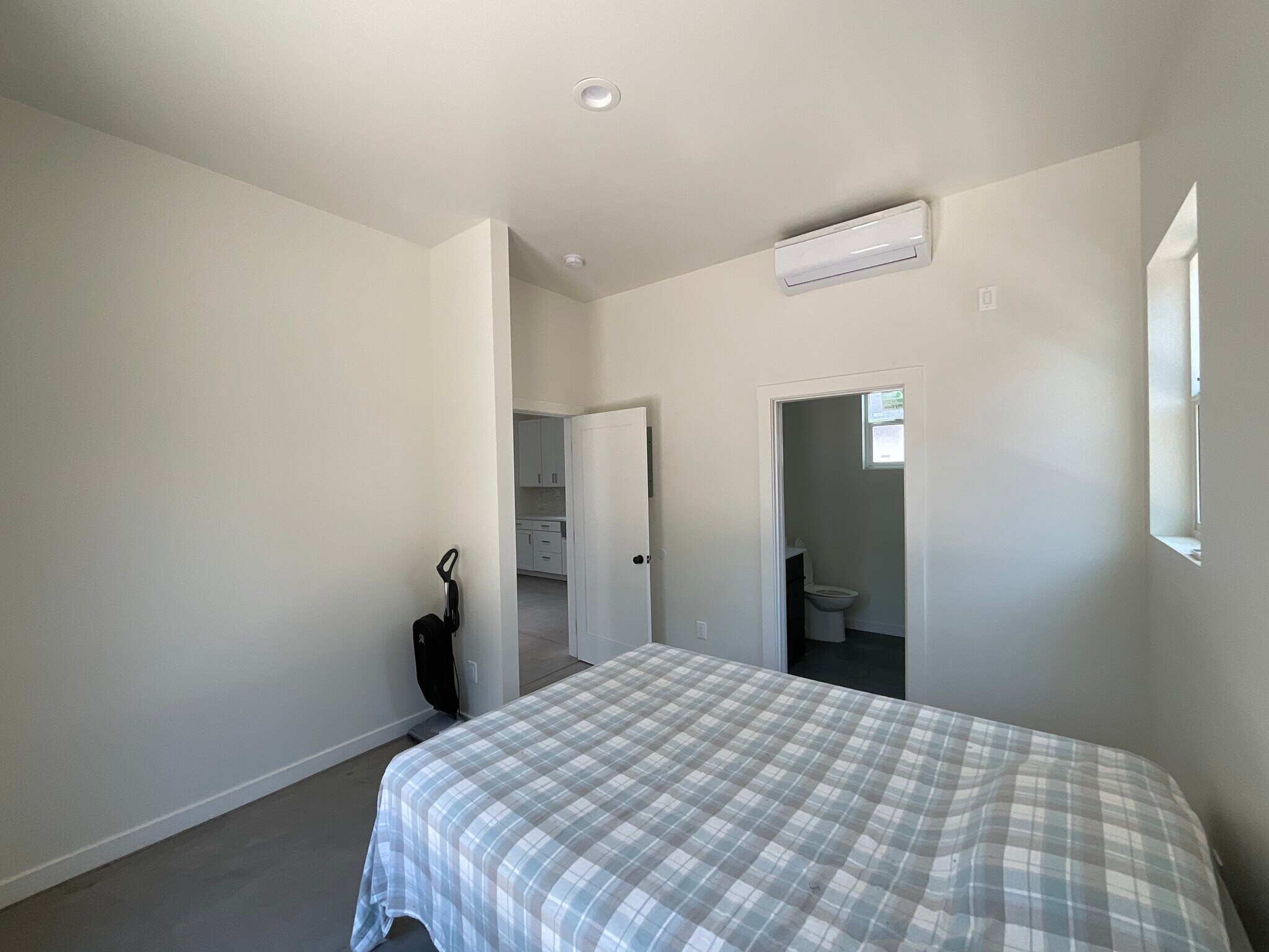 Bedrooms w/ in-suite bathrooms, HVAC, closet system - 3015 Warwick Ave