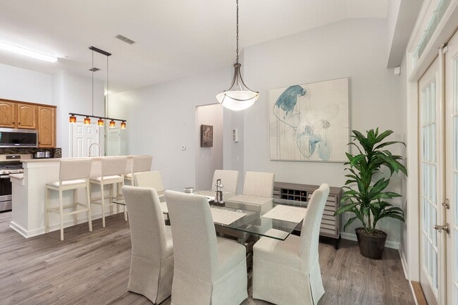 Building Photo - Gorgeous 3/2 Top Floor Condo w/ Private Vi...