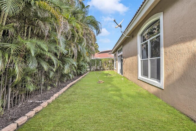 Building Photo - 558 NW 118th Ave