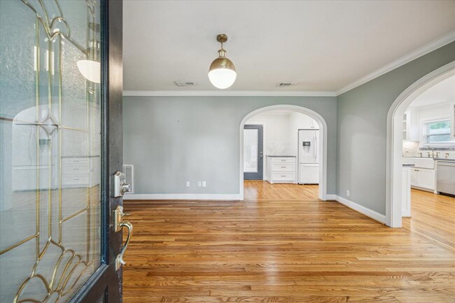 Building Photo - 211 W 31st St