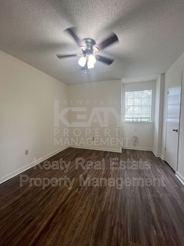 Building Photo - 125 Country Ln