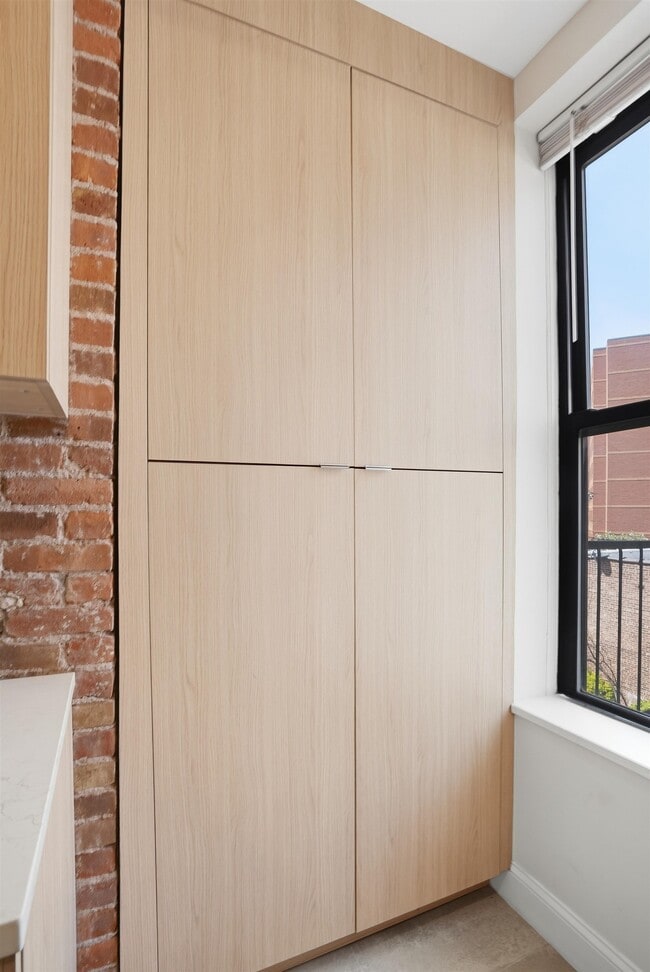 Building Photo - 233 1/2 Summit Ave