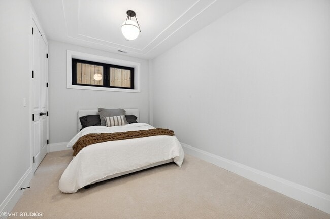 Building Photo - 2236 N Kenmore Ave