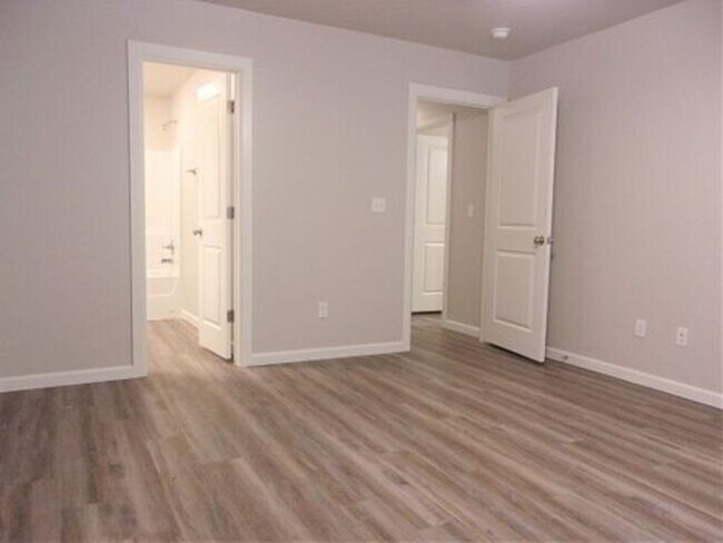 Building Photo - 3 Bed 2 Bath 2 Car Duplex in Chisholm Cree...