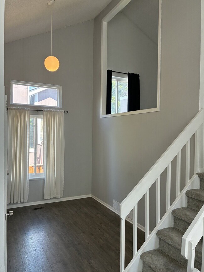 Building Photo - Beautiful Townhome - 4 Bedrooms 3 Bathroom with 2 Additional Bonus Rooms!