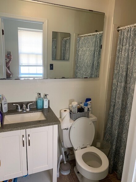 full bathroom - 1047 S Charles St
