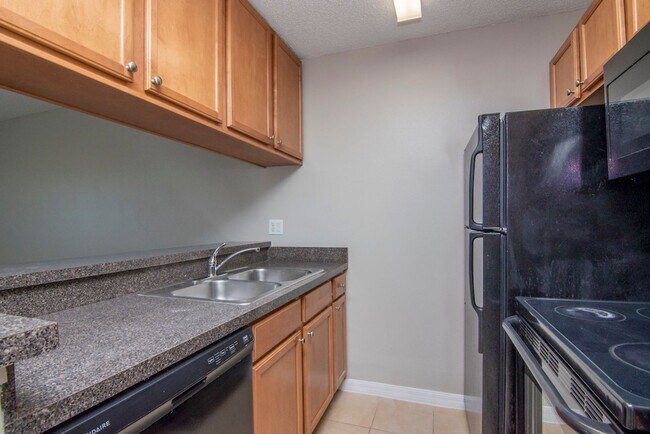 Building Photo - Lake Front - 2nd Floor - 1 Bedroom 1 Bath for Lease