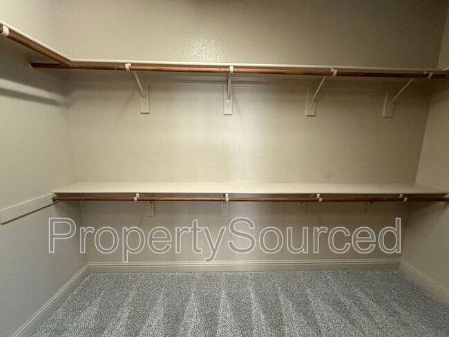 Building Photo - 2223 Ravenbrook Ln