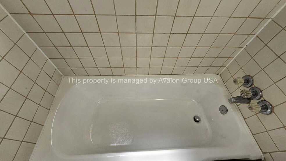 Building Photo - 1560 W 6th St