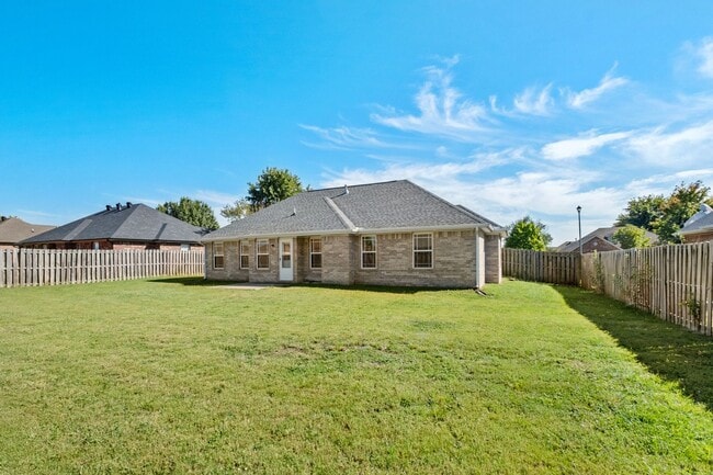 Building Photo - Beautiful Spacious Home w/ Community Clubhouse and Pool!