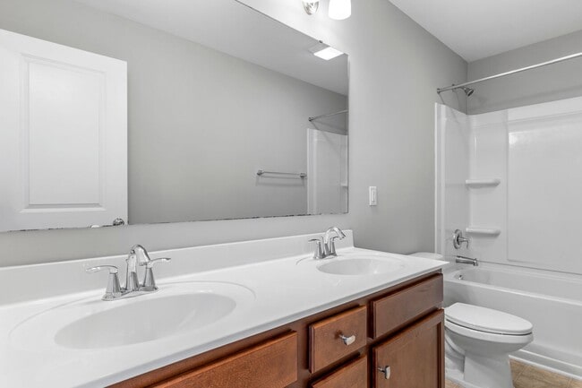 Building Photo - Newer Home, Granite Counter-Tops, Wood Laminate Flooring, SS Appliances, Garage, Fenced, Must See!