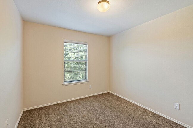 Building Photo - AVAILABLE NOW! Beautiful 3 Bedroom Duplex located in Lavon,Texas!