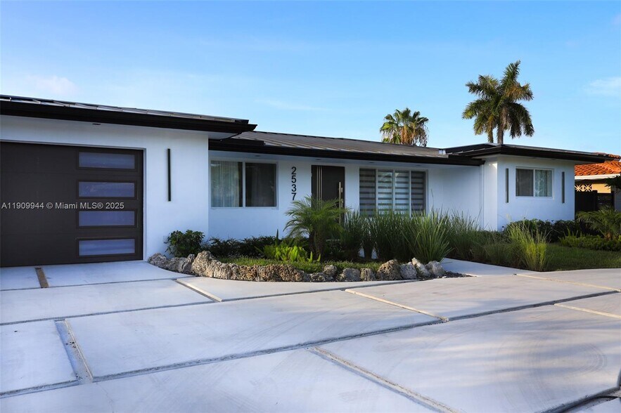 Building Photo - 2537 SE 10th Ct