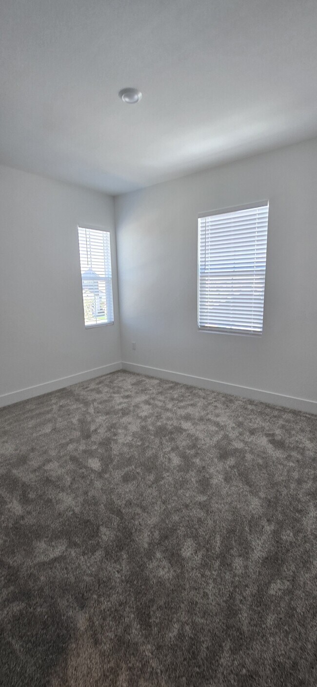 Building Photo - Lathrop - Gorgeous 5 Bedroom 3 Bathroom Home