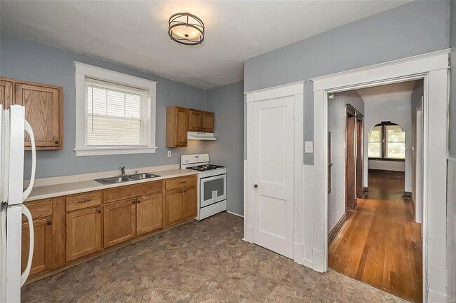 Building Photo - "Charming 2-Bed Duplex Retreat on Pennsylvania Ave – Spacious 1170 Sq Ft in Vibrant St. Louis!"