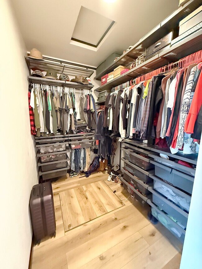 Building Photo - Modern Three Bedroom Townhome with Air Conditioning